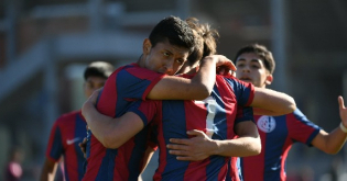 Los chicos celebran uno de los goles ante el equipo de Avellaneda.