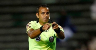 Adolfo Gaich besando el escudo en su último partido con la camiseta azulgrana