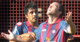 Caruzzo apoyó al juvenil Nicolás Zalazar.