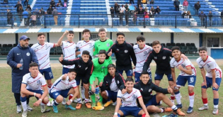 El coordinador junto al escudo del club en las nuevas instalaciones de Fútbol Juvenil. 