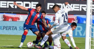 La parcialidad de San Lorenzo en la Bombonera durante la victoria por 2-0 ( goles de Peruzzi y Ortigoza)