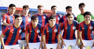 Fernando Berón junto a sus compañeros trabajando en el día a día de los futbolistas juveniles del club. 