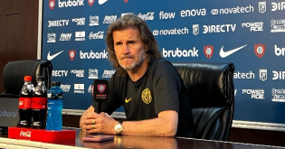 El presidente Horacio Arreceygor en la firma de contrato del nuevo manager del club. 