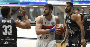 Troy Bell viene de jugar en la liga italiana de básquet.
