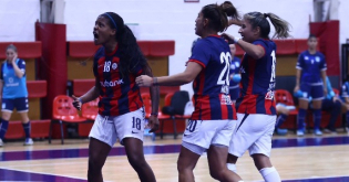Plantel de la Santitas que jugar el Sudamericano de Clubes Campeones de Futsal