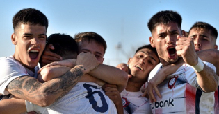 Fernando Bern junto a sus compaeros trabajando en el da a da de los futbolistas juveniles del club. 