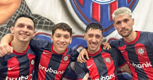 Los jugadores saludan tras el triunfo de anoche. (@sanlorenzo)