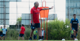 Julio Duarte, la eminencia que mantiene impecable el campo de juego del Nuevo Gasmetro. (Foto Cortesa de @CarCappa)