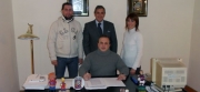 El secretario del Club, José Capria, en el momento de firmar el acuerdo contractual (Foto: MA)