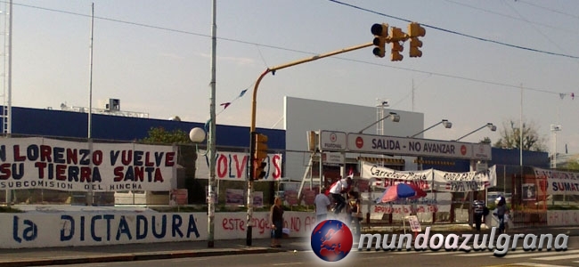 Las mesas informativas ya trabajan en Av. La Plata. (SCH CASLA)