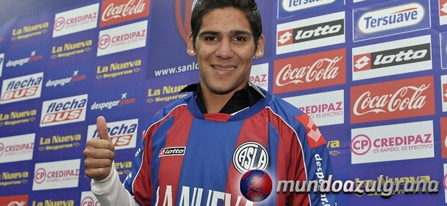 Franco Jara se puso su nueva camiseta, la de San Lorenzo. (Tlam)