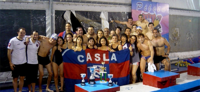 El equipo de nadadores masters del Cicln y sus trofeos obtenidos.