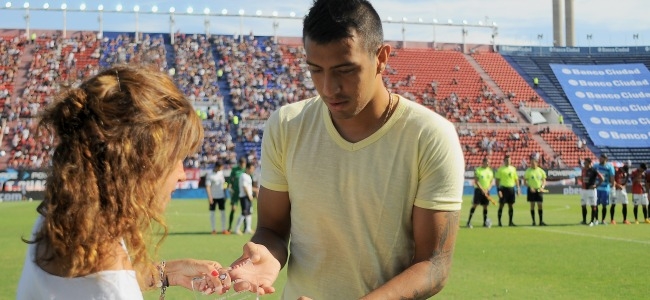 Rodrigo Contreras recibe un reconocimiento por su participacin en el Sudamericano Sub 20.
