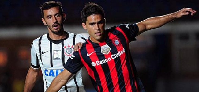 Matias Caruzzo disputa una pelota con Uendel, jugador de Corinthians