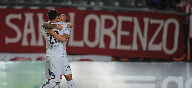 Blanco se abraza con Mussis tras el primer gol. (@sanlorenzo)