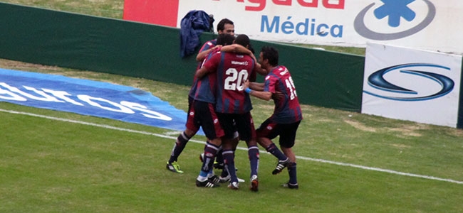 Los jugadores celebran uno de los tres goles de esa tarde.
