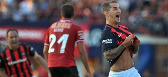 El Pipi Romagnoli, festeja su gol en el clsico ante Huracan