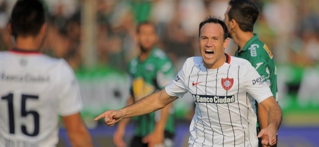 Mauro Matos festeja el gol convertido a Chicago