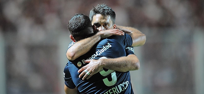 Caruzzo abrazndose con Cauteruccio, luego del gol a San Pablo. 