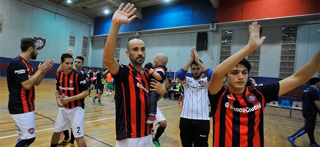 Los jugadores saludan tras el triunfo de anoche. (@sanlorenzo)