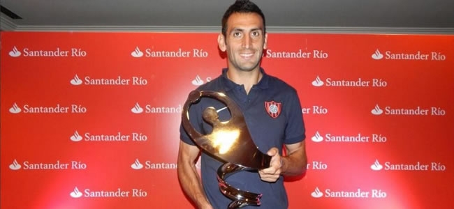 Torrico posa con el premio que le otorg la Confederacin Sudamericana de Ftbol.