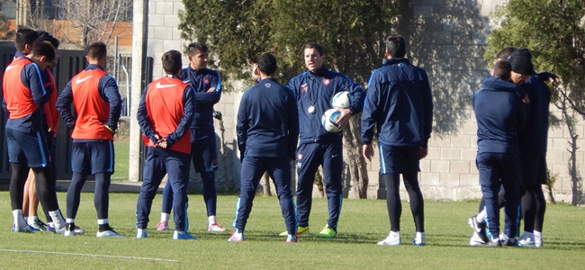 Militano le da indicaciones a los jugadores la semana pasada en Ciudad Deportiva.