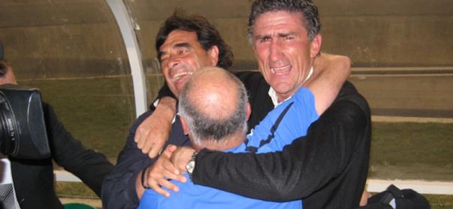 Bauza y Di Leo abrazados tras un festejo dirigendo a Liga de Quito, antes de llegar al Cicln.