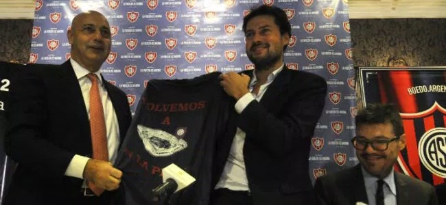 Daniel Fernndez junto a Matas Lammens y Marcelo Tinelli en la firma del pre acuerdo.