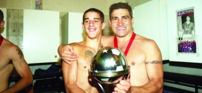 El Pipi Romagnoli y el Beto Acosta con la Copa.