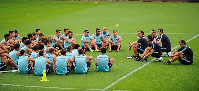 Los jugadores escuchan atentamente a Pablo Guede, acompaado por el resto del cuerpo tcnico.