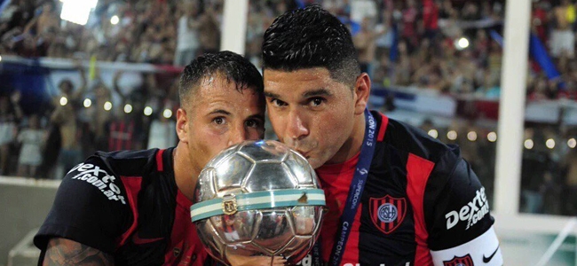 Ortigoza besa la Supercopa junto a Mussis.