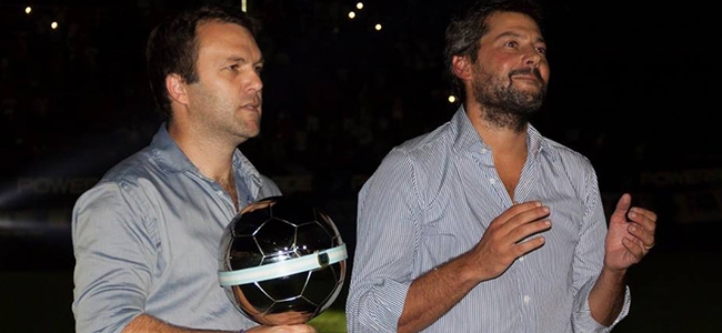 Romeo sostiene la Supercopa junto a Lammens en el festejo del ltimo sbado.