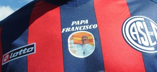 La camiseta del Cicln con el parche del Papa que us en marzo de 2013.