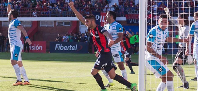 Blandi sale a festejar el gol de Cerutti frente a Belgrano.