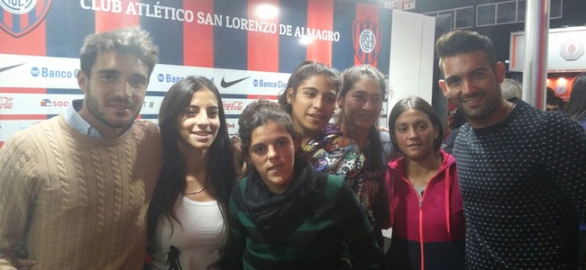 Cerutti y Cauteruccio junto a las jugadoras de Ftbol Femenino del CASLA.