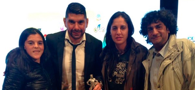 Ortigoza, ayer, al recibir su premio, junto a Florencia Quionez (retir por Eli Medina).