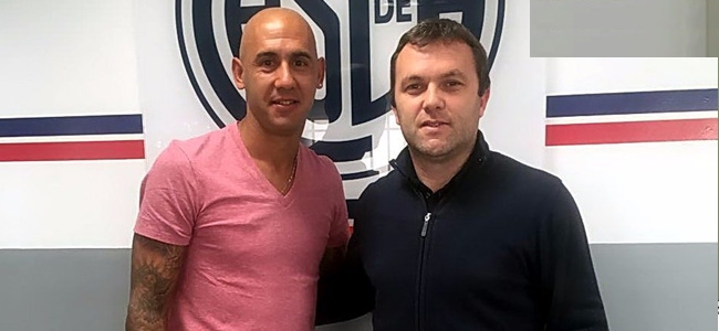Mercier posa con el manager Romeo despus de la renovacin de su contrato (@SanLorenzo).