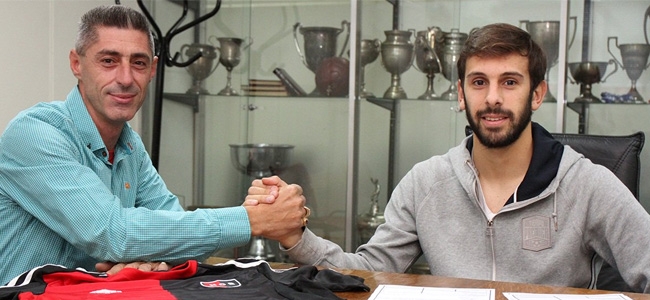 Quignón después de firmar su contrato con Newells (@CANOBOficial).