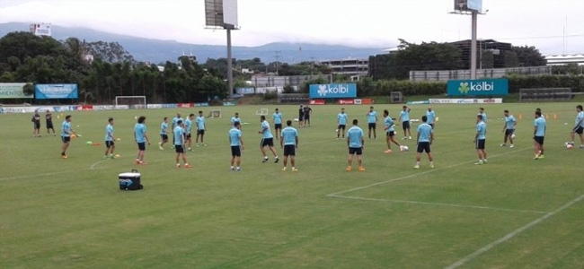 Aguirre par dos equipos en Costa Rica.