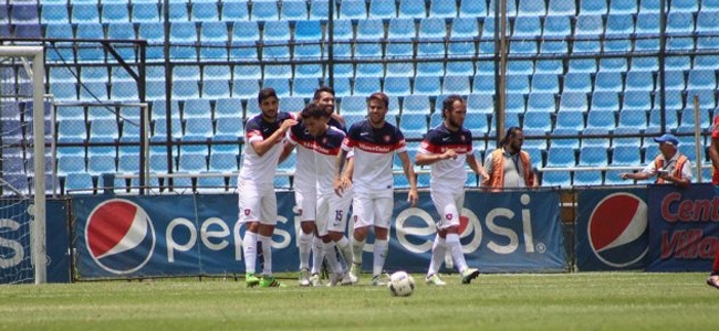 San Lorenzo festeja el gol del triunfo en Guatemala.