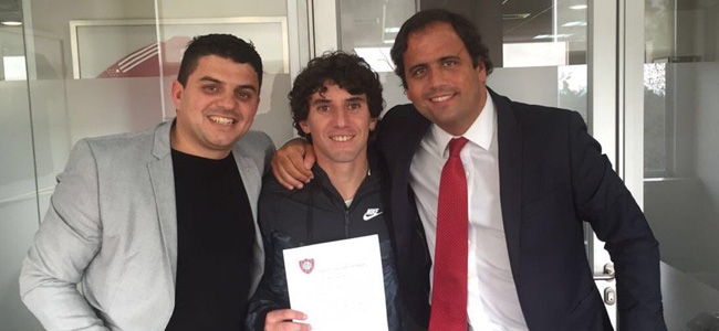 Corujo junto a su abogado se fotografiaron con el contrato que lo une al Cicln (@diegojokas).