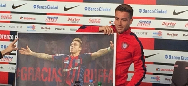Buffarini posa con el afiche que le regalaron (@SanLorenzo).