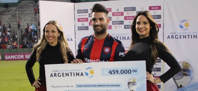 Cauteruccio luce con el cheque que se llev San Lorenzo por avanzar (copaargentina.org).