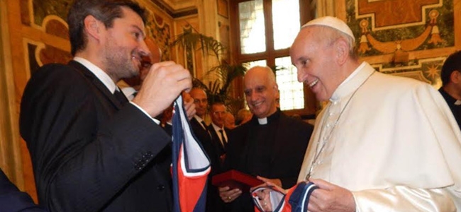 Lammens le entrega al Papa la camiseta del campen de la Liga Nacional (@CASLABasquet).