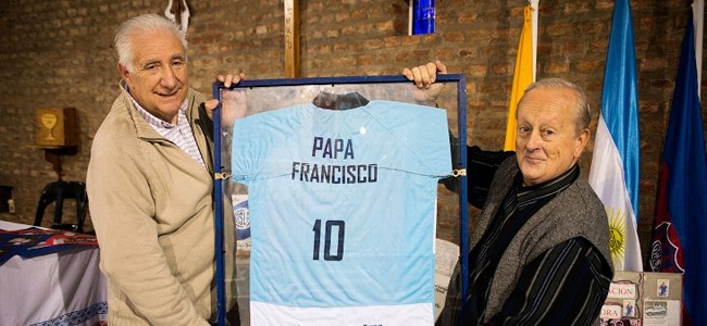 Luccini muestra una camiseta del Papa en la capilla.