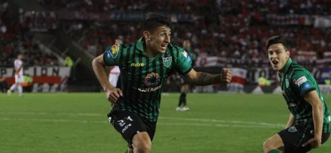 Tras habilitarlo Montagna festeja con Villarruel el gol de San Martín ante River.