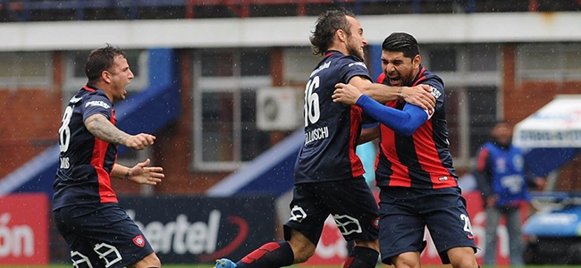 Ortigoza y Mussis festejan con Belluschi el primer gol azulgrana (@SanLorenzo).