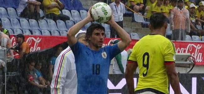 Bajo la lluvia, Corujo tuvo un buen partido en Barranquilla (@Uruguay).