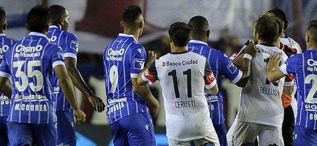 Los jugadores de Godoy Cruz apuntaron a Ortigoza que les contest (@Copa_Argentina).