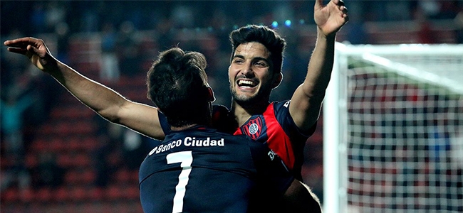 Abrazo de goleadores entre Blandi y Cauteruccio (@SanLorenzo).